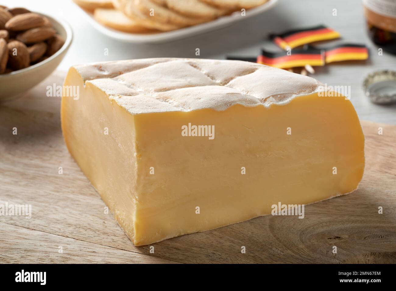 Pedazo de Brugge Blomme fresco, queso belga, cerca de una tabla de cortar Foto de stock