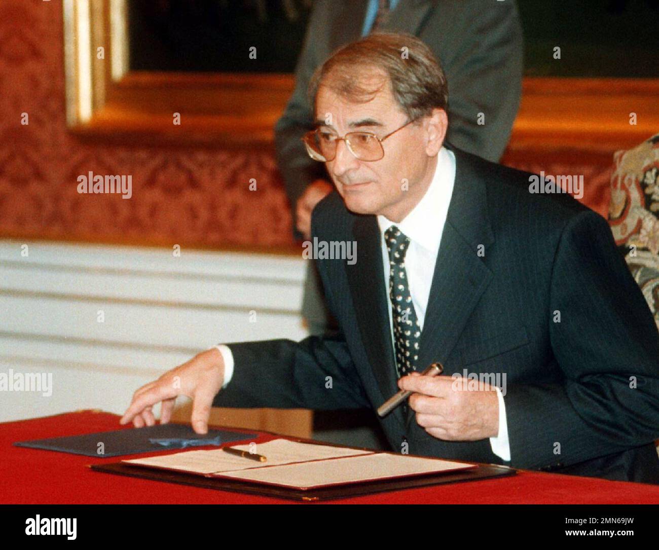 **FOTO DE ARCHIVO*** El ministro checo de Asuntos Exteriores Jaroslav Sedivy, fotografiado el 8 de noviembre de 1997, durante su nombramiento, en Praga, República Checa. (Foto CTK/Tomas Turek) Foto de stock
