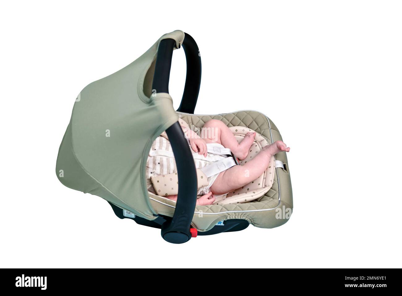 en asiento de coche infantil sobre fondo de estudio azul, aislado en un fondo blanco. Portabebés para transportar bebés recién nacidos en una silla. Niño de dos meses Fotografía de stock -