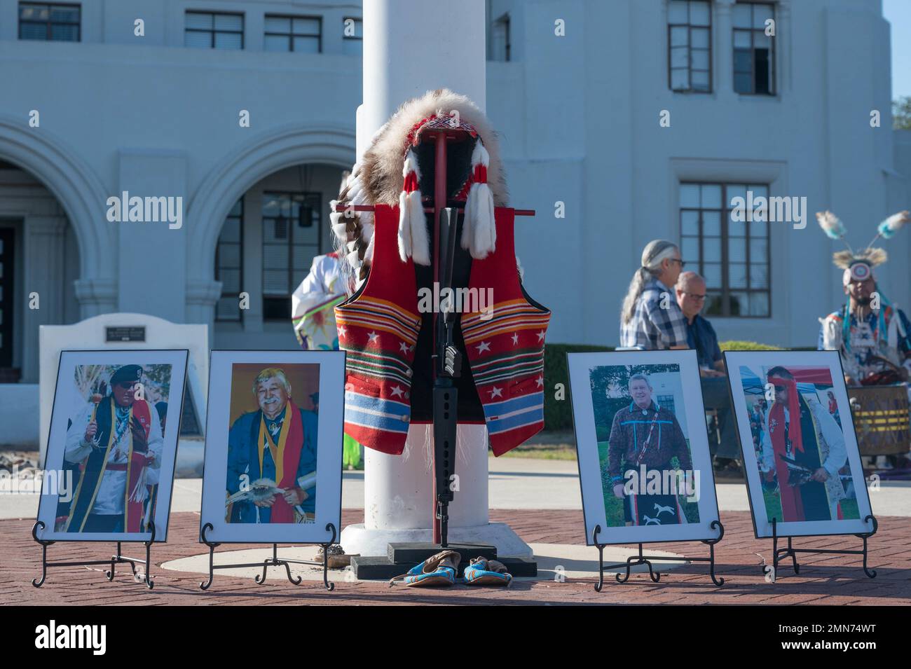 Las fotos de los miembros caídos se exhiben durante la 6th Exposición