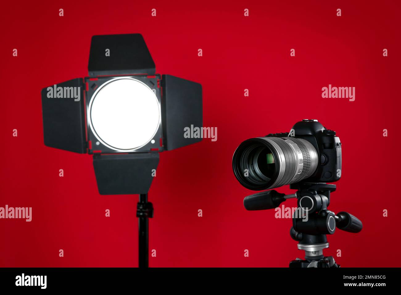 Lentes y cámaras digitales profesionales Fotografía de stock - Alamy