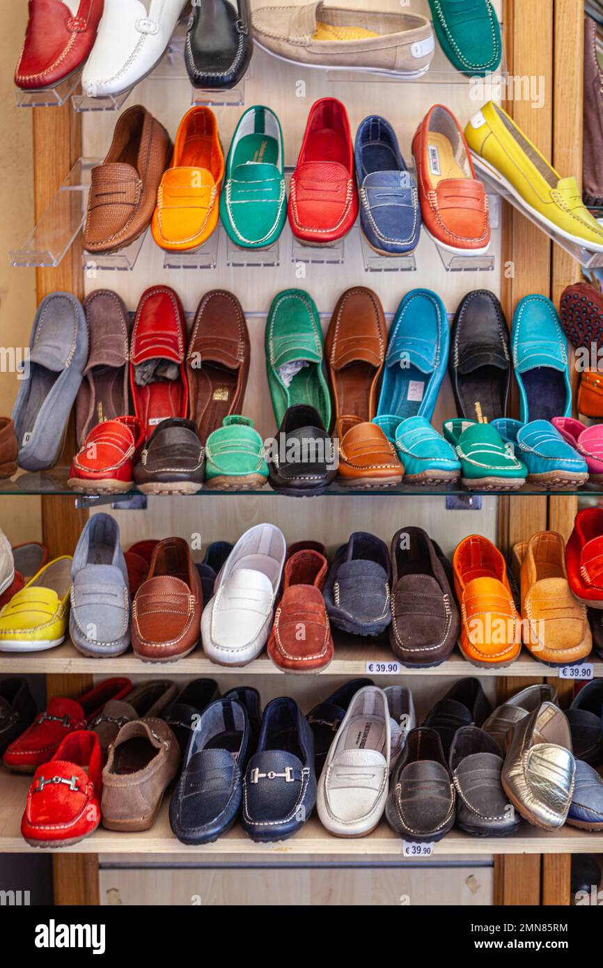 Mocasines italianos, exhibición de zapatos Fotografía - Alamy
