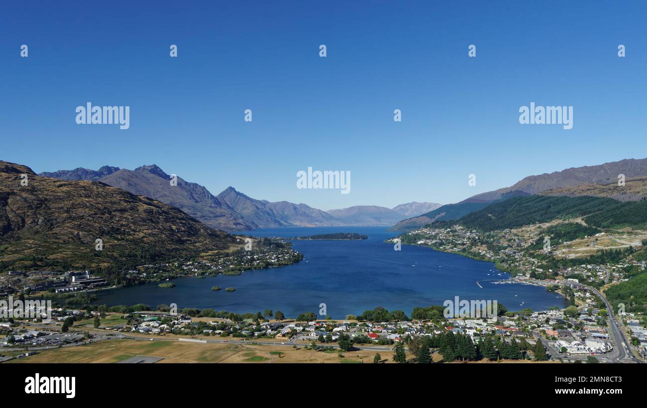 Tomas aéreas de las montañas al norte de Queenstown, Nueva Zelanda Foto de stock