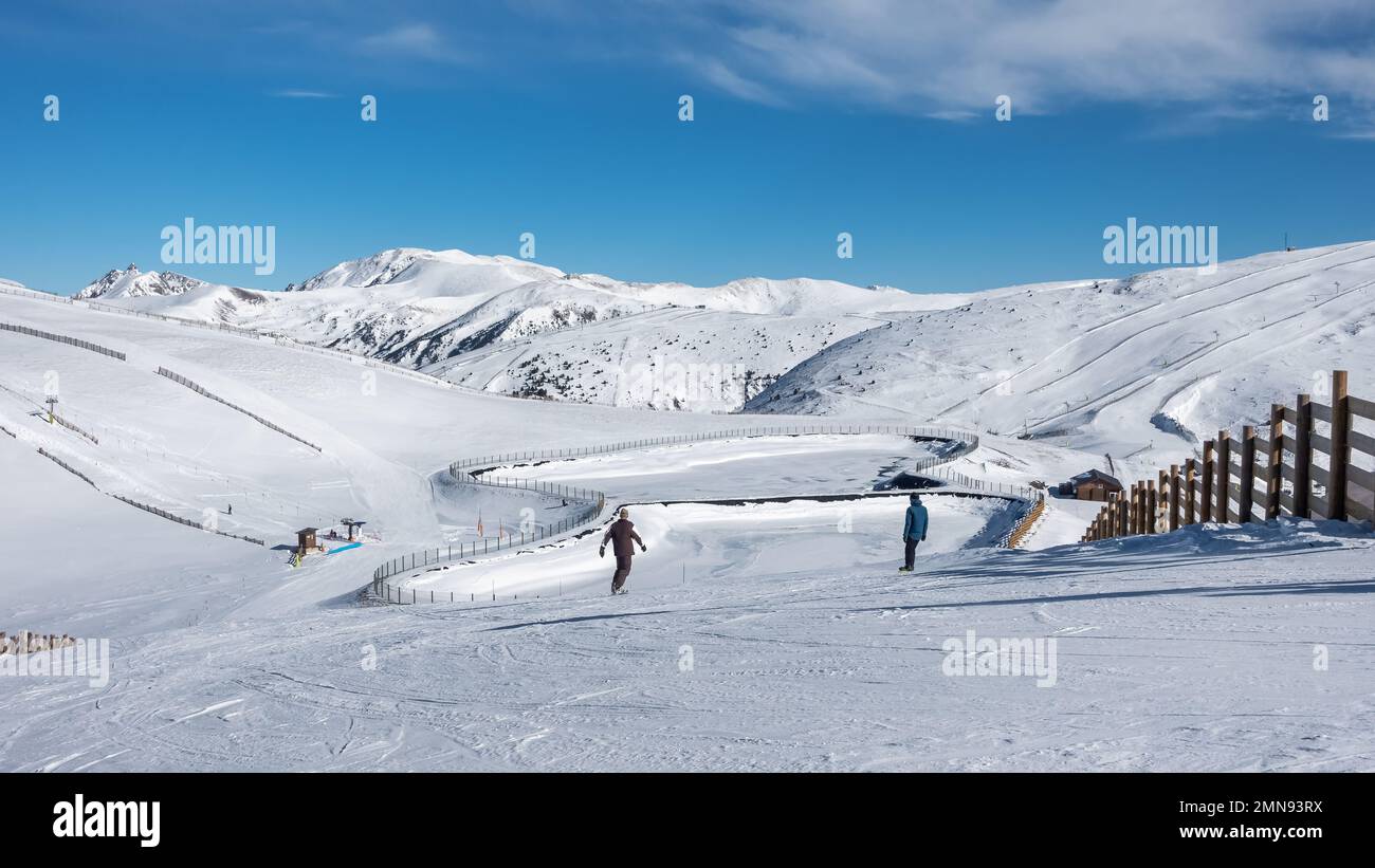 Vista panorámica de las pistas nevadas en la parte superior de la estación de esquí de Grandvalira, Pirineos, Andorra. Foto de stock