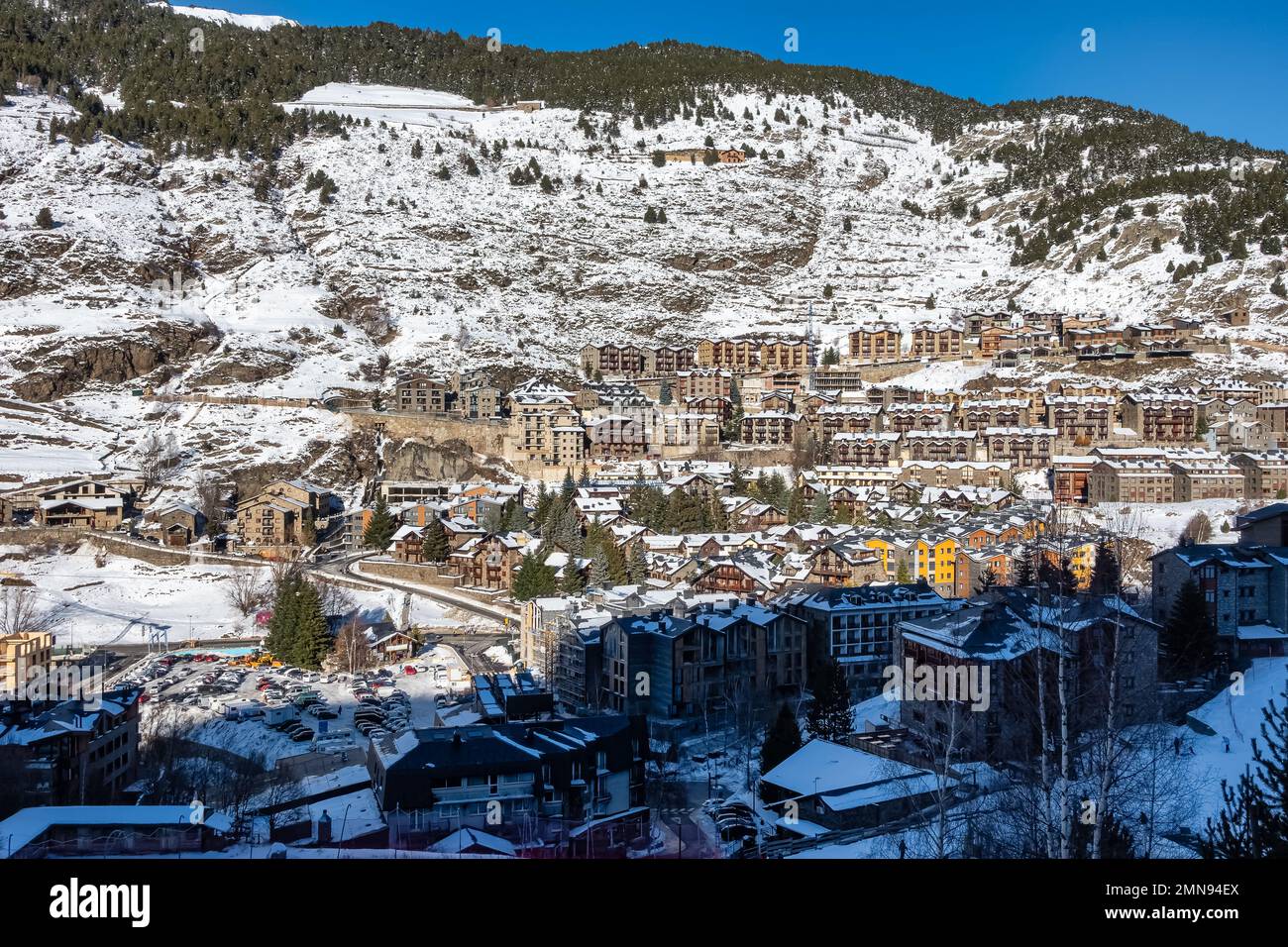 Urbanización de casas de montaña en la ladera de la montaña nevada en los Pirineos, Andorra. Foto de stock