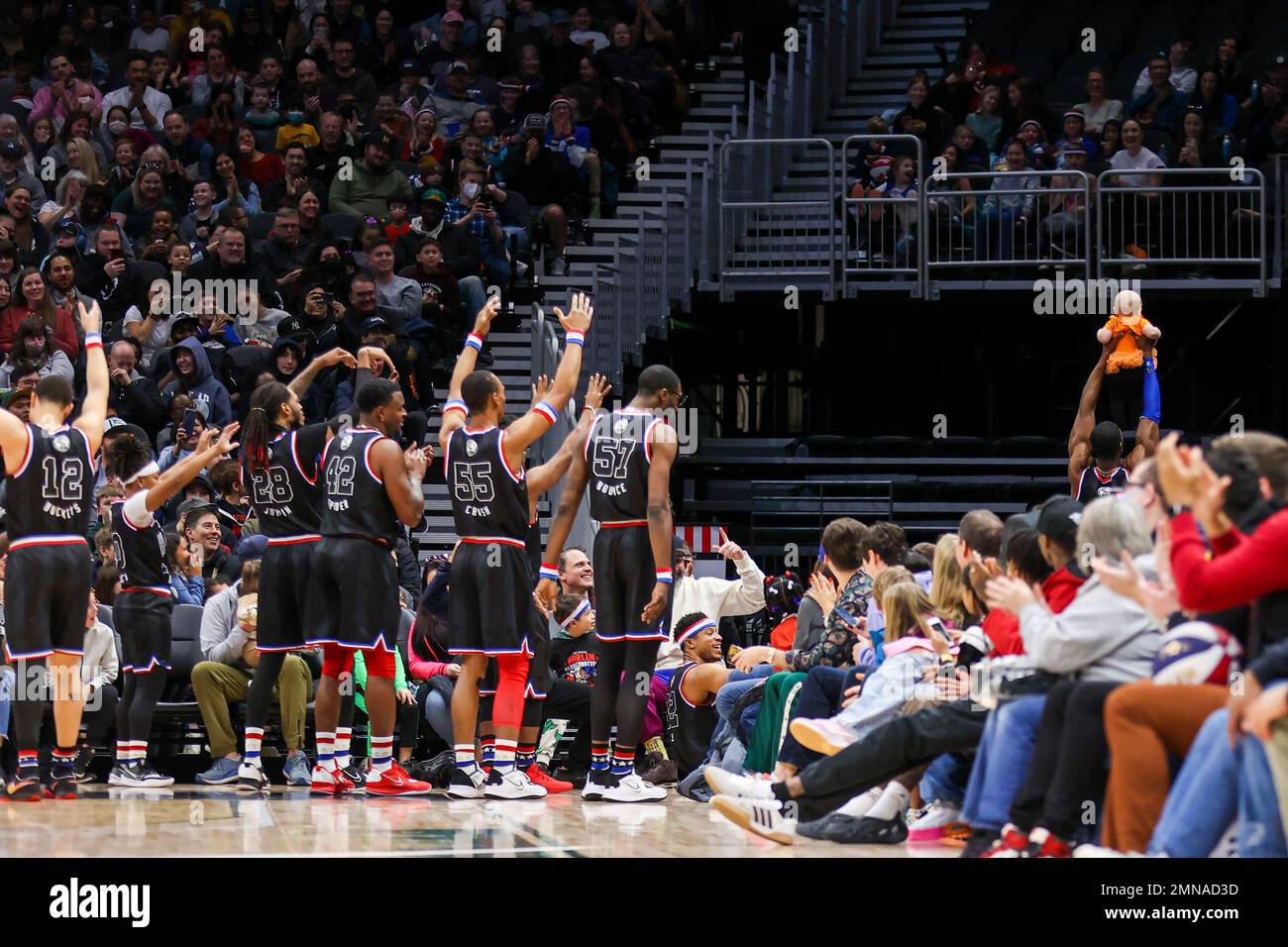 29 de enero de 2023, Seattle, Washington, .: Los Harlem Globetrotters  palían la canción Círculo de la Vida del Rey León, mientras un compañero  sostiene a un bebé de la multitud, durante