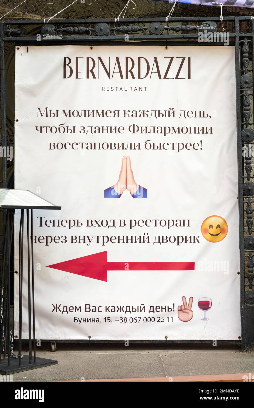 Odessa, Ucrania - ABR 29, 2019: Todos los días rezamos para que la Filarmónica sea restaurada más rápido, cartel publicitario en Odessa, Ucrania Foto de stock