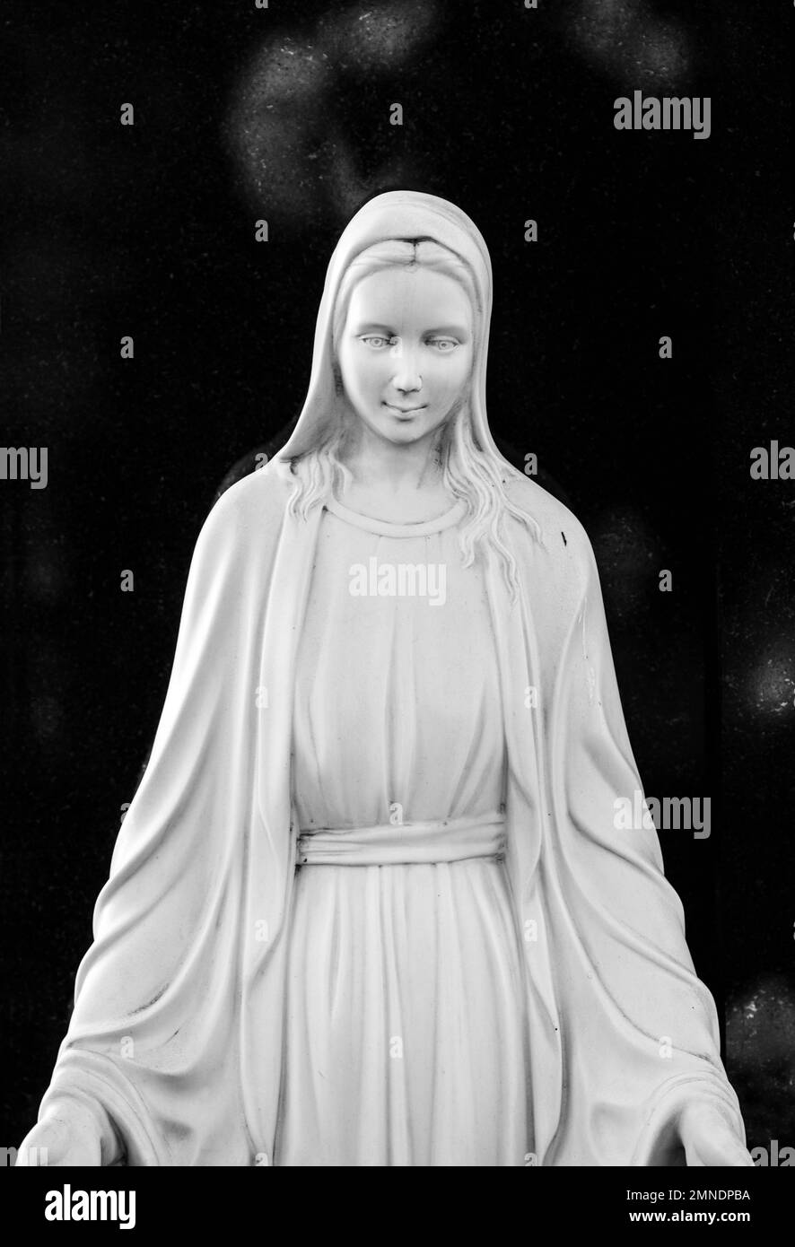 Estatua de mármol blanco de la bendita María madre de dios, imagen en blanco y negro Foto de stock