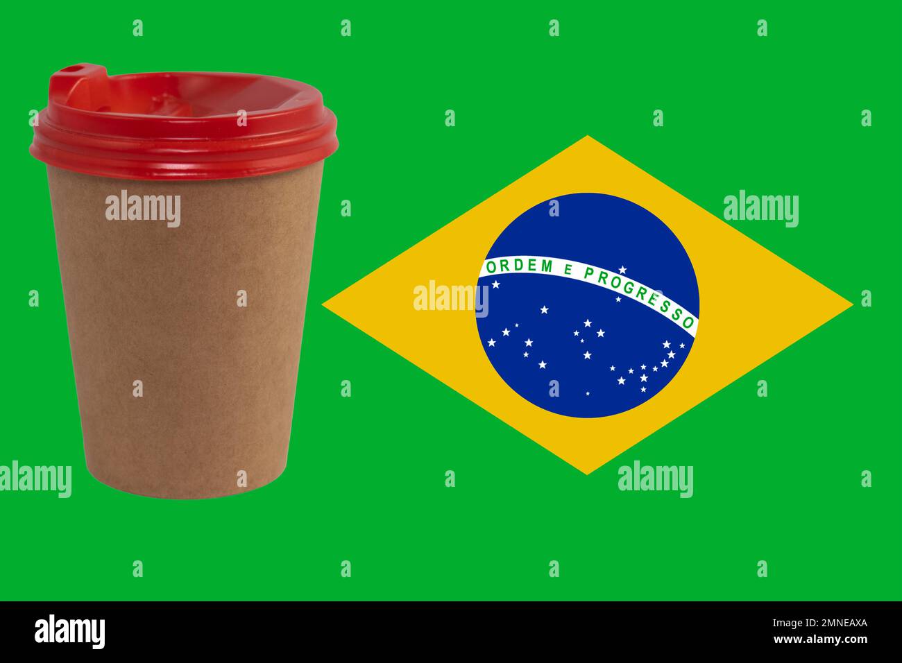 Taza de papel desechable de café en el fondo de la bandera nacional de Brasil (primer plano). El mayor exportador de café del mundo. Café brasileño Foto de stock