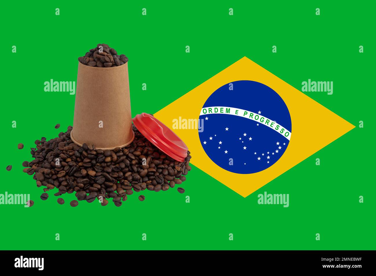 Una taza de papel desechable volcada con una tapa llena de granos de café tostados contra el fondo de la bandera de Brasil (primer plano) Foto de stock