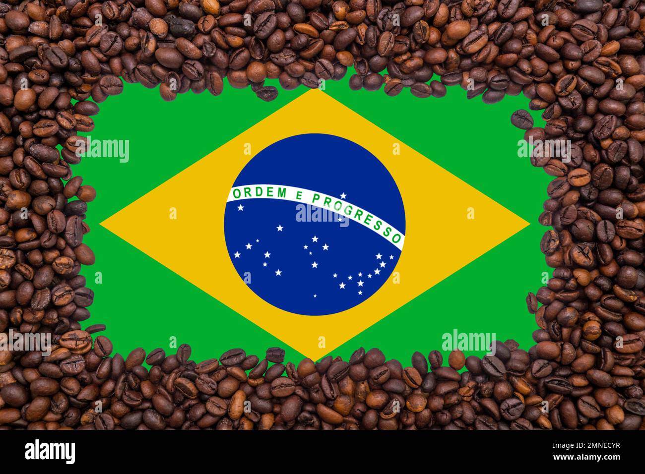 Marco de granos de café tostados en el fondo de la bandera de Brasil (primer plano). El mayor exportador de café del mundo. Café brasileño Foto de stock