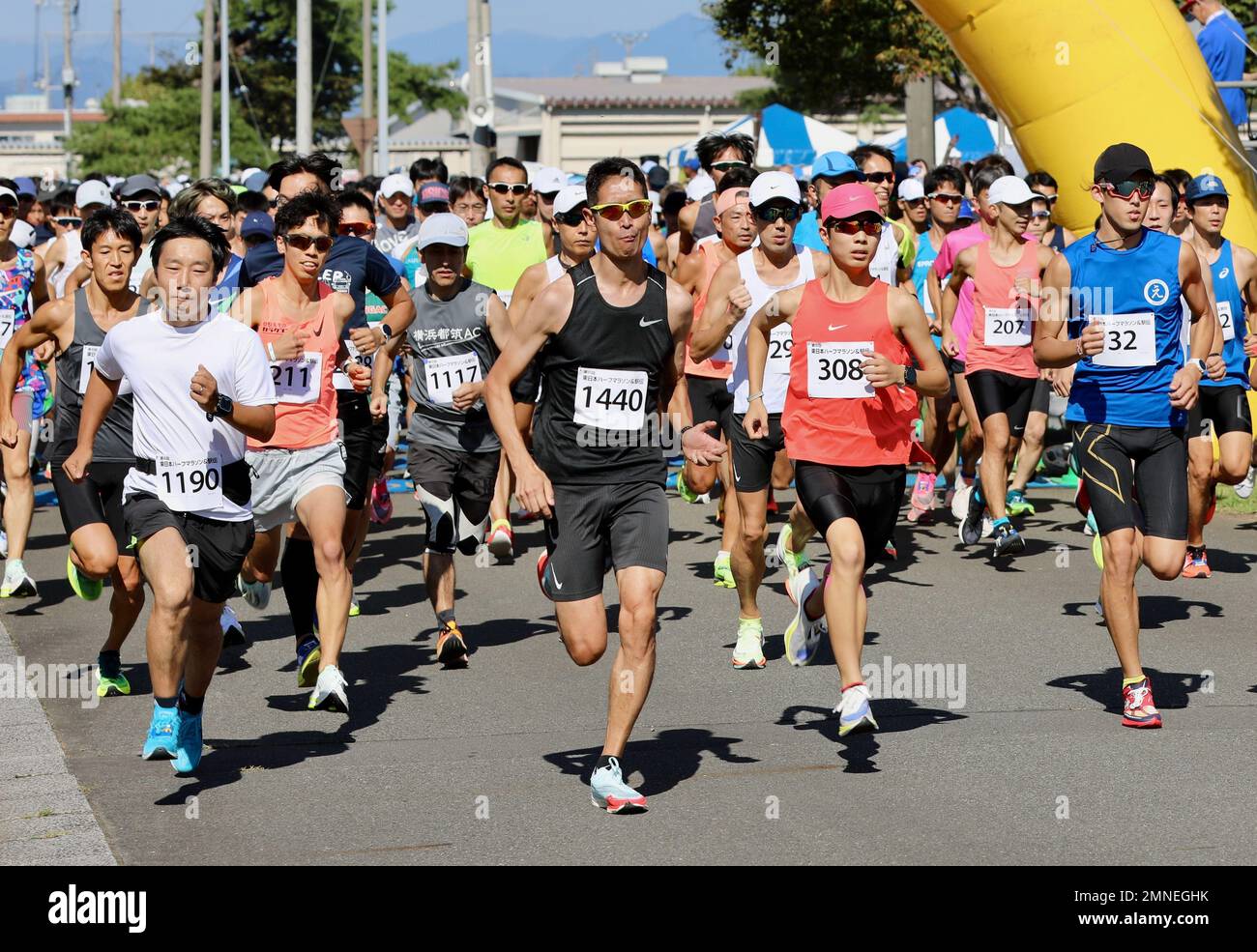 Los corredores salen de la línea de salida al comienzo de la carrera de media  maratón del 2 de octubre en Sagami General Depot, Japón. Guarnición del  Ejército de Estados Unidos El