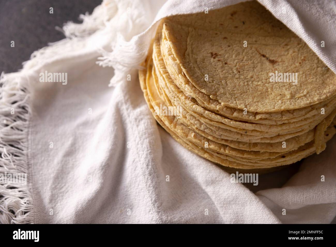 Tortillas de maíz. Alimentos elaborados con maíz nixtamalizado, un alimento básico en varios