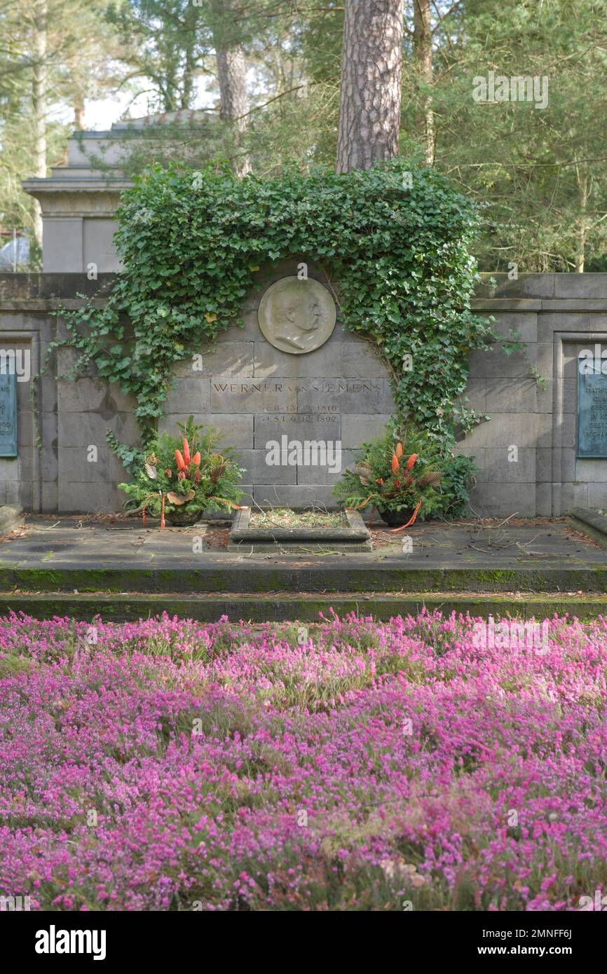 Siemens family grave, Werner von Siemens, Suedwestkirchhof, Bahnhofstrasse, Stahnsdorf, Brandeburgo, Alemania Foto de stock