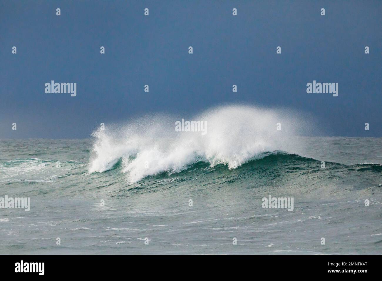 Gran ola rompiendo en el mar abierto y luz dramática en la costa norte de Irlanda, Fintra Beach en el Condado de Donegal Foto de stock
