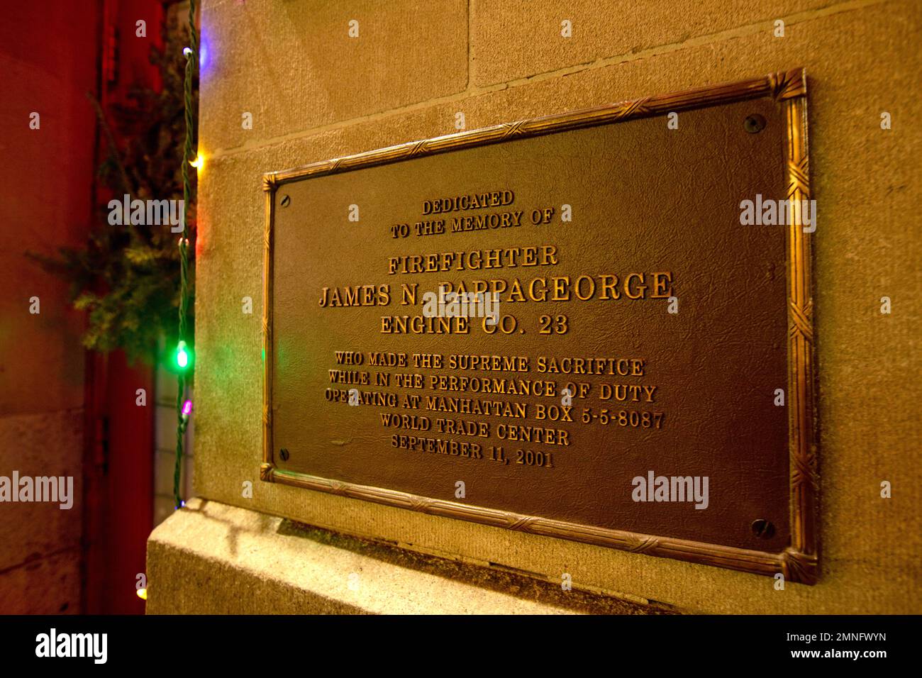 Monumento a un bombero de 23 Engine que murió en los ataques terroristas en las Torres Gemelas, ciudad de Nueva York, EE.UU Foto de stock