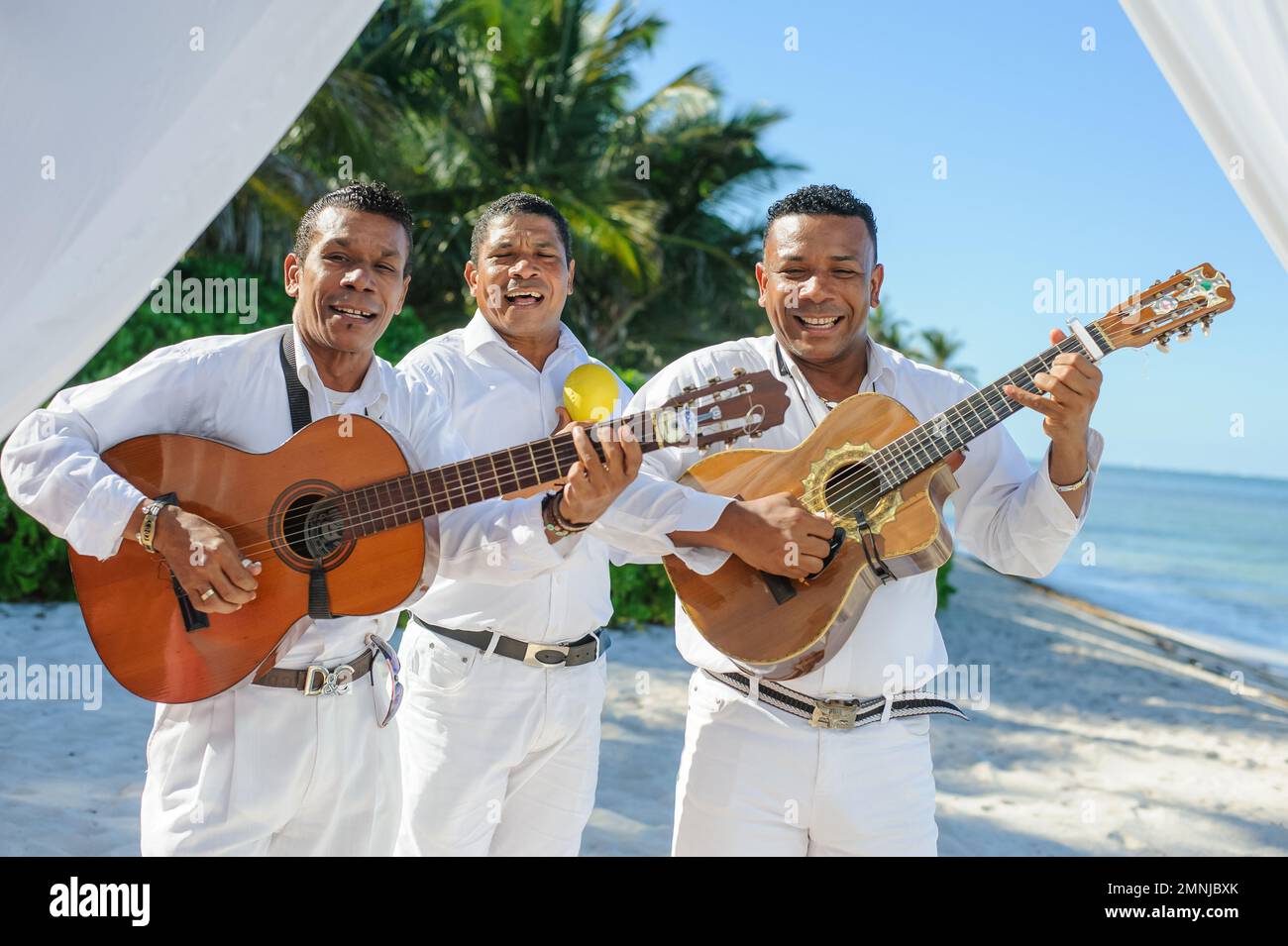 21.10.2014 Músicos de calle en la República Dominicana. Playa de Punta cana Foto de stock