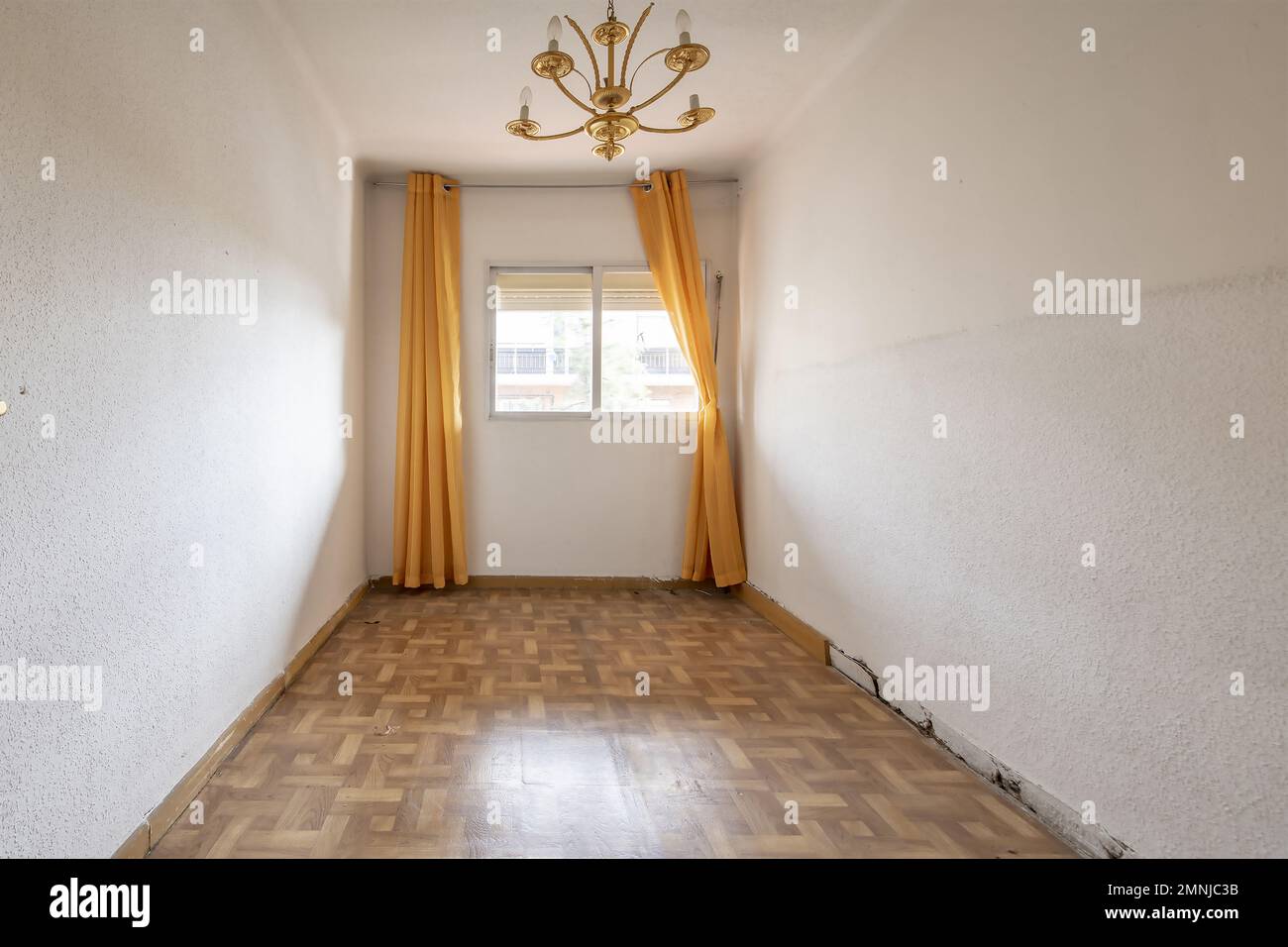 Habitación vacía con suelos de sintasol, paredes pintadas de blanco con  gotelet y ventana de aluminio con cortinas amarillas Fotografía de stock -  Alamy