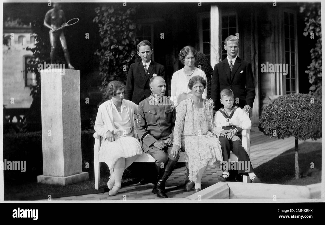 1929 Ca , ALEMANIA: El príncipe alemán CARLOS EDUARDO Duque de SAJONIA-COBURGO y GOTHA ( Carl Eduard Georg Albert , 1884 - 1954 ), nieto de la reina Victoria y el príncipe Alberto de Inglaterra , También fue hasta 1919 Príncipe del Reino Unido y desde su nacimiento ostentó los títulos británicos de Duque de Albany , Conde de Clarence y Barón Arklow . En esta foto con la esposa de la princesa Victoria Adelaida de Schleswig-Holstein-Sonderburg-Glücksburg ( 1885 - 1970 ) e hijos: Johann Leopold ( 1906 - 1972 ), Sibylla ( Duquesa de Västerbotten , 1908 - 1972 ), Hubertus ( 1909 - 1943 ), Caroline Mathilde ( Condesa del Cast Foto de stock