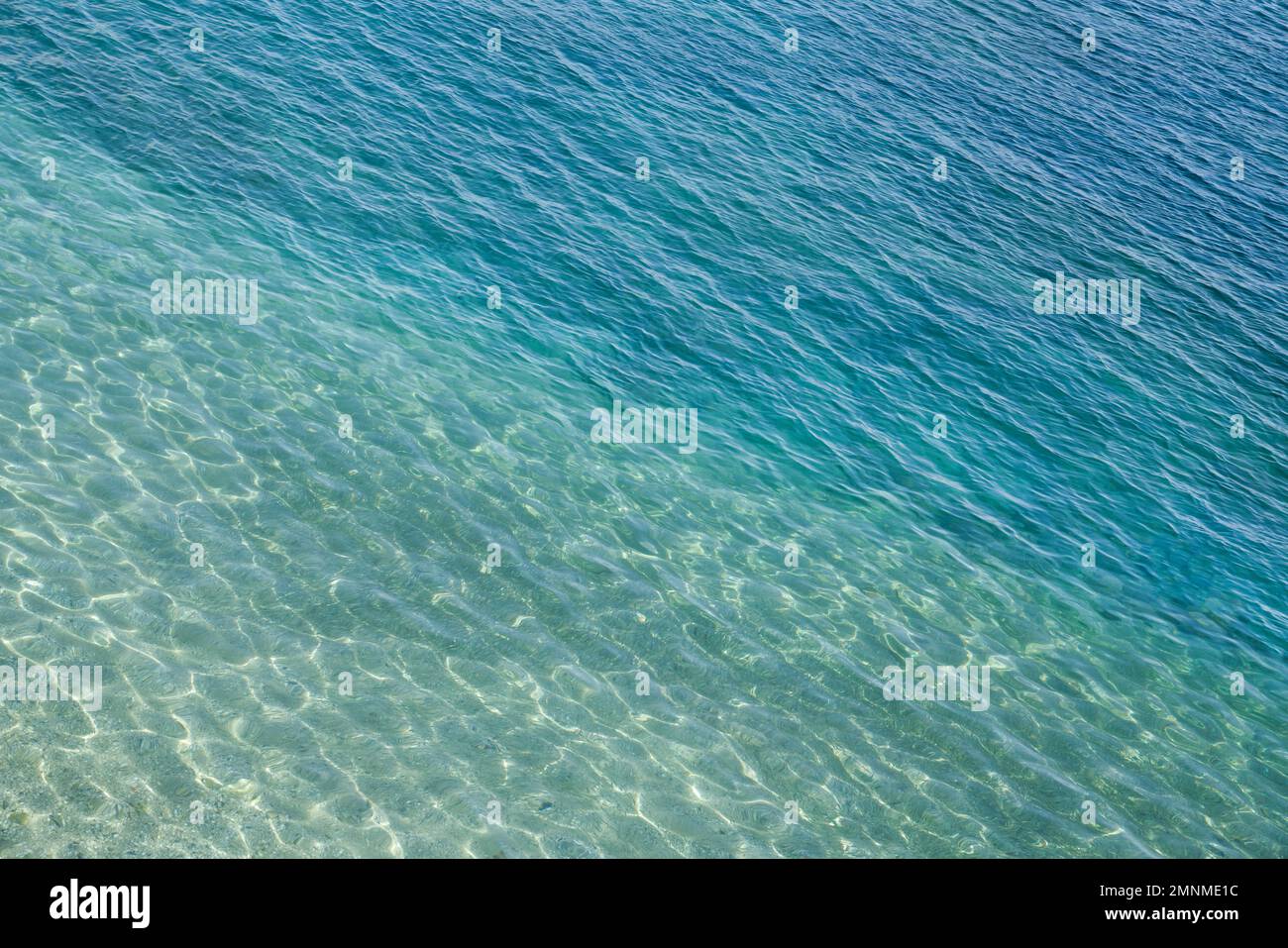 Superficie del agua de mar, sol resplandor en la superficie del agua, líneas diagonales, vista superior Foto de stock