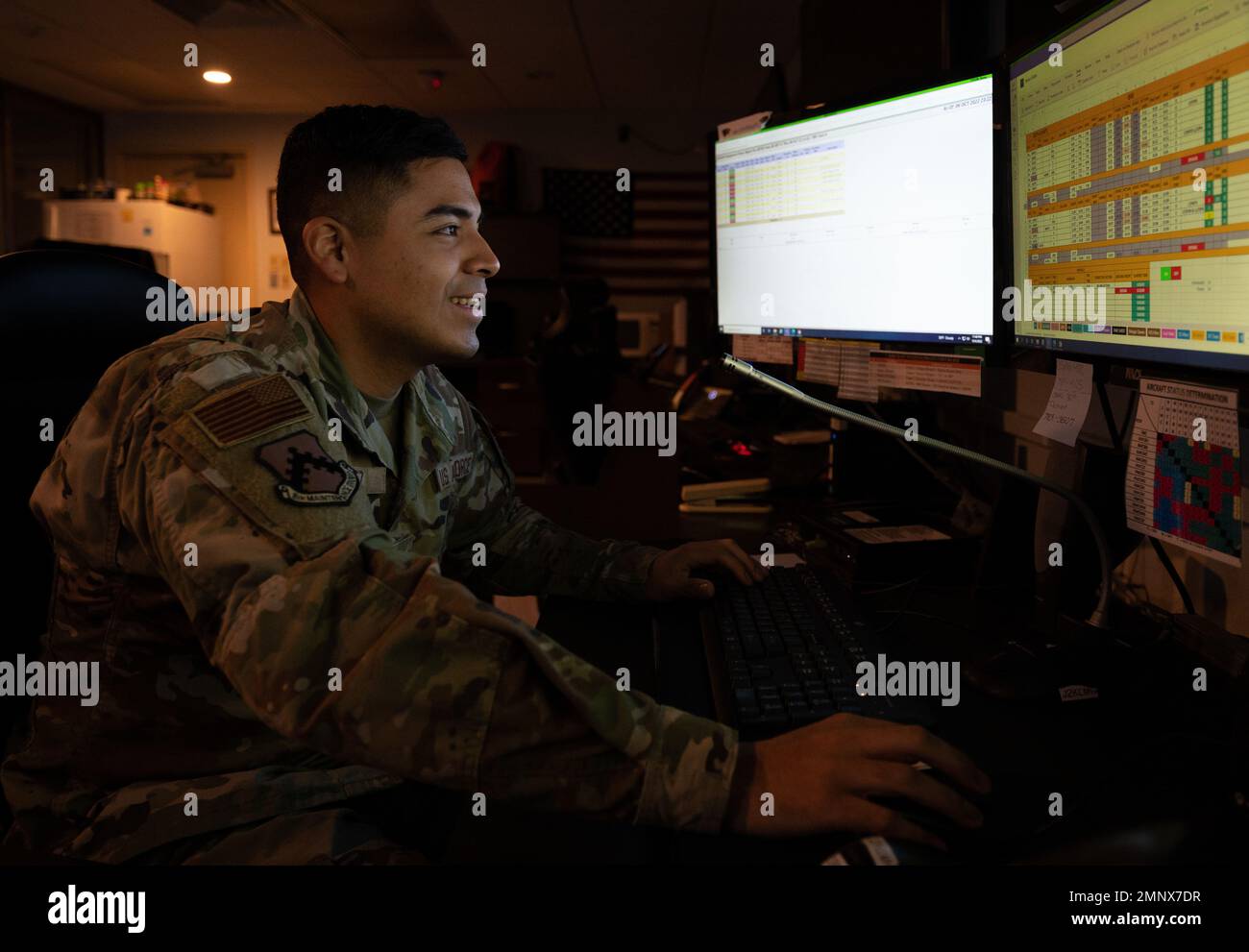 Jefe de Airman Rafael Chávez, 8th Controlador del centro de operaciones de mantenimiento del Grupo de Mantenimiento, trabaja en la Base Aérea Kunsan, República de Corea, 6 de octubre de 2022. Los aviadores de la MOC coordinan toda la información de movimiento de la línea de vuelo y ayudan a organizar las acciones de emergencia si es necesario. Foto de stock