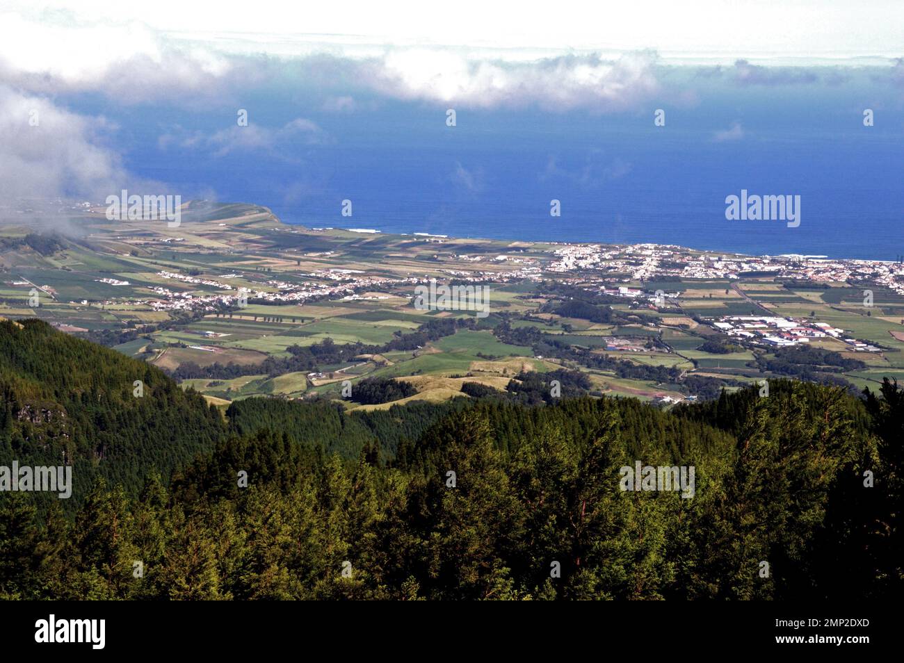 Portugal, Islas Azores, Sao Miguel: Vista de Ribeira Grande, en la costa norte, desde Pico da Barrosa (947m.). Foto de stock