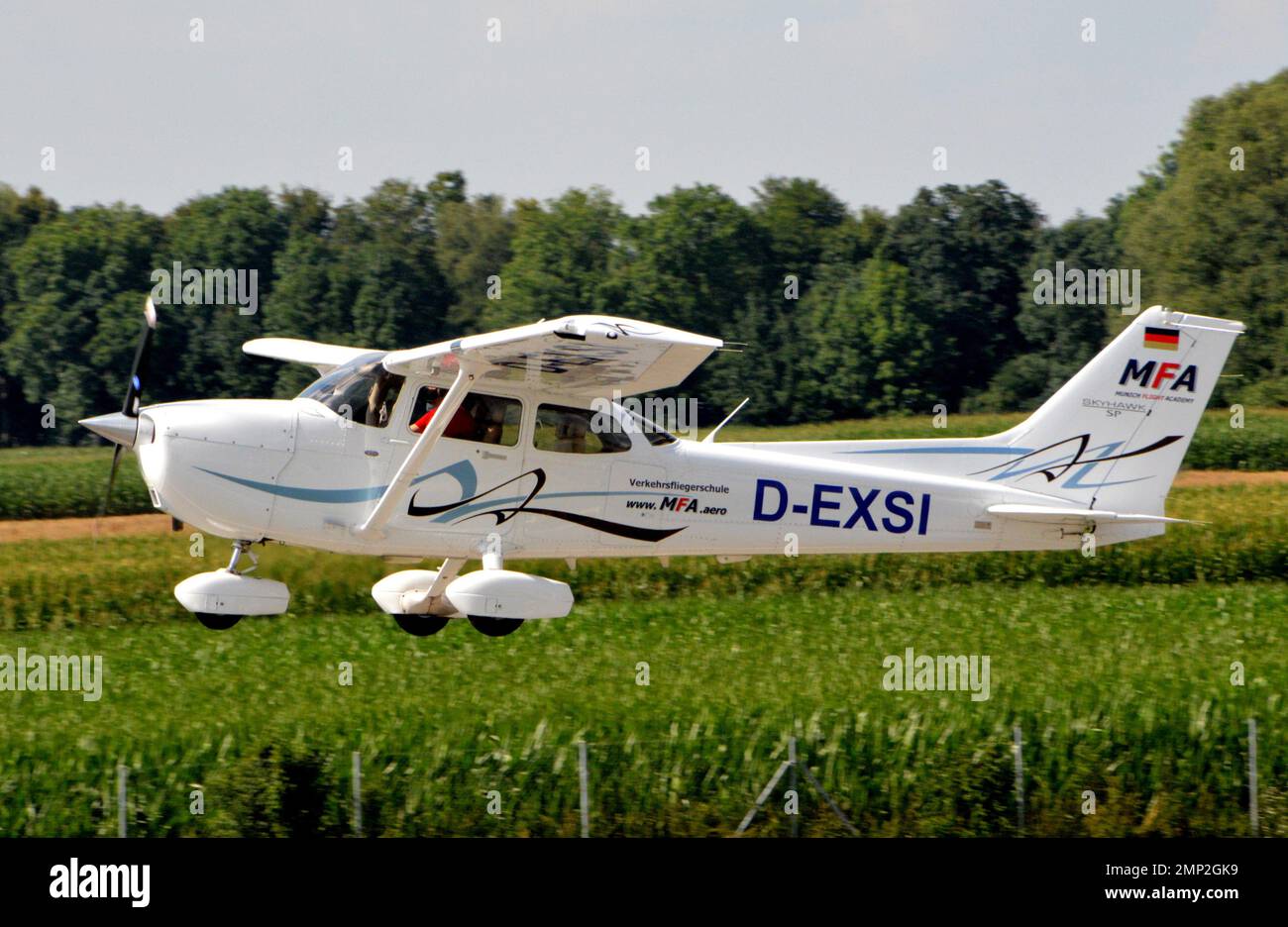 Alemania, Baviera, Augsburgo: D-EXSI Cessna 172S Skyhawk (c/n 10863) de Munich  Flight Academy en el aeropuerto de Augsburgo Fotografía de stock - Alamy