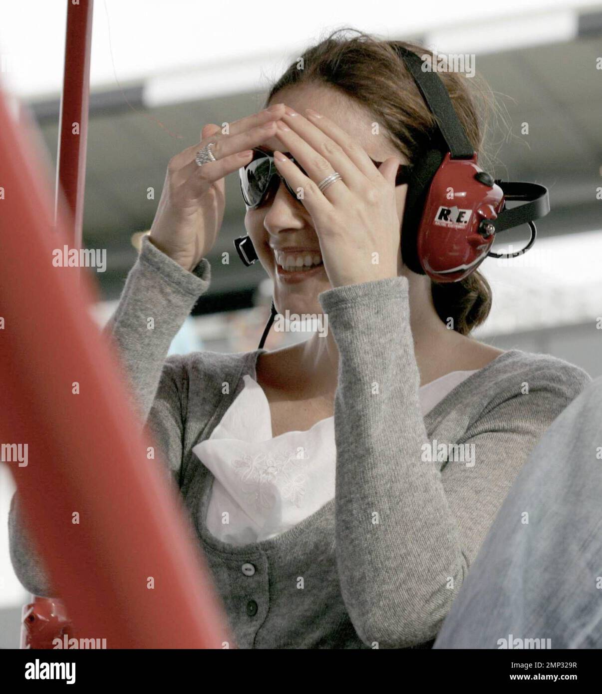 La actriz Ashley Judd vio a su marido Dario Franchitti competir en el  Budweiser Shootout & ARCA 200. En un momento dado Judd se cubrió los ojos,  pero principalmente sonrió y conversó