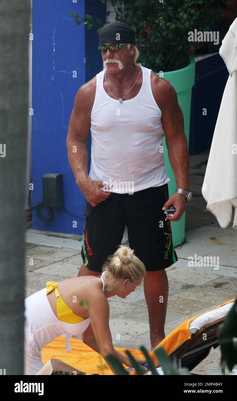 Exclusivo! La novia de Hulk Hogan, Jennifer McDaniel, se empapa del sol junto a la piscina en un bikini amarillo brillante (el color favorito de Hulk) que parece una versión más joven