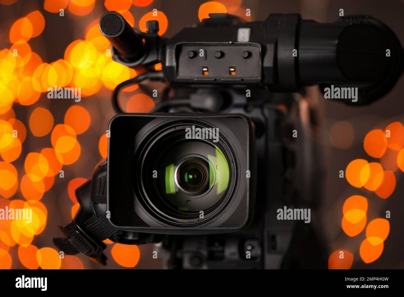 Cámara de vídeo moderna contra luces borrosas, primer plano Fotografía de  stock - Alamy