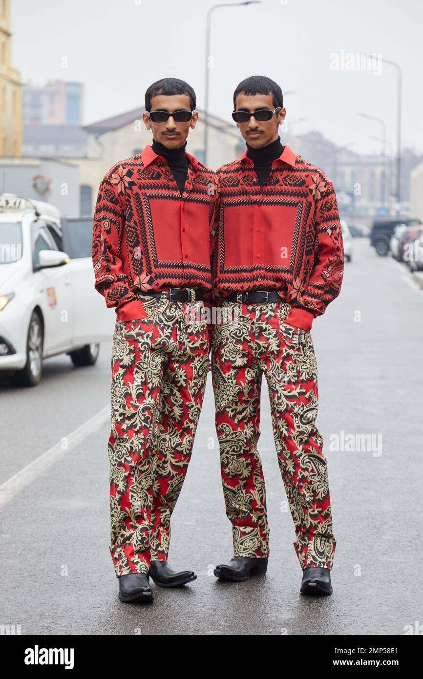 MILÁN, ITALIA - 15 DE ENERO de 2023: Mohammed Hadban y Humaid Hadban antes del desfile de Etro, estilo callejero de la Semana de la Moda de Milán Foto de stock