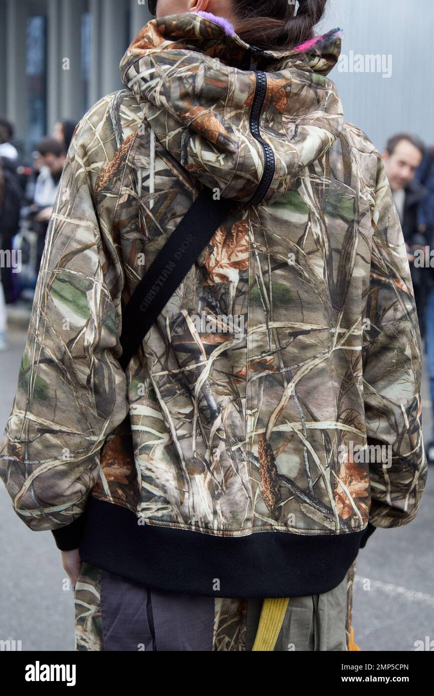 Puede ser calculado Excelente antena MILÁN, ITALIA - 15 DE ENERO de 2023: Mujer con chaqueta de camuflaje y  pantalones antes del desfile de Etro, estilo callejero de la Semana de la  Moda de Milán Fotografía de stock - Alamy