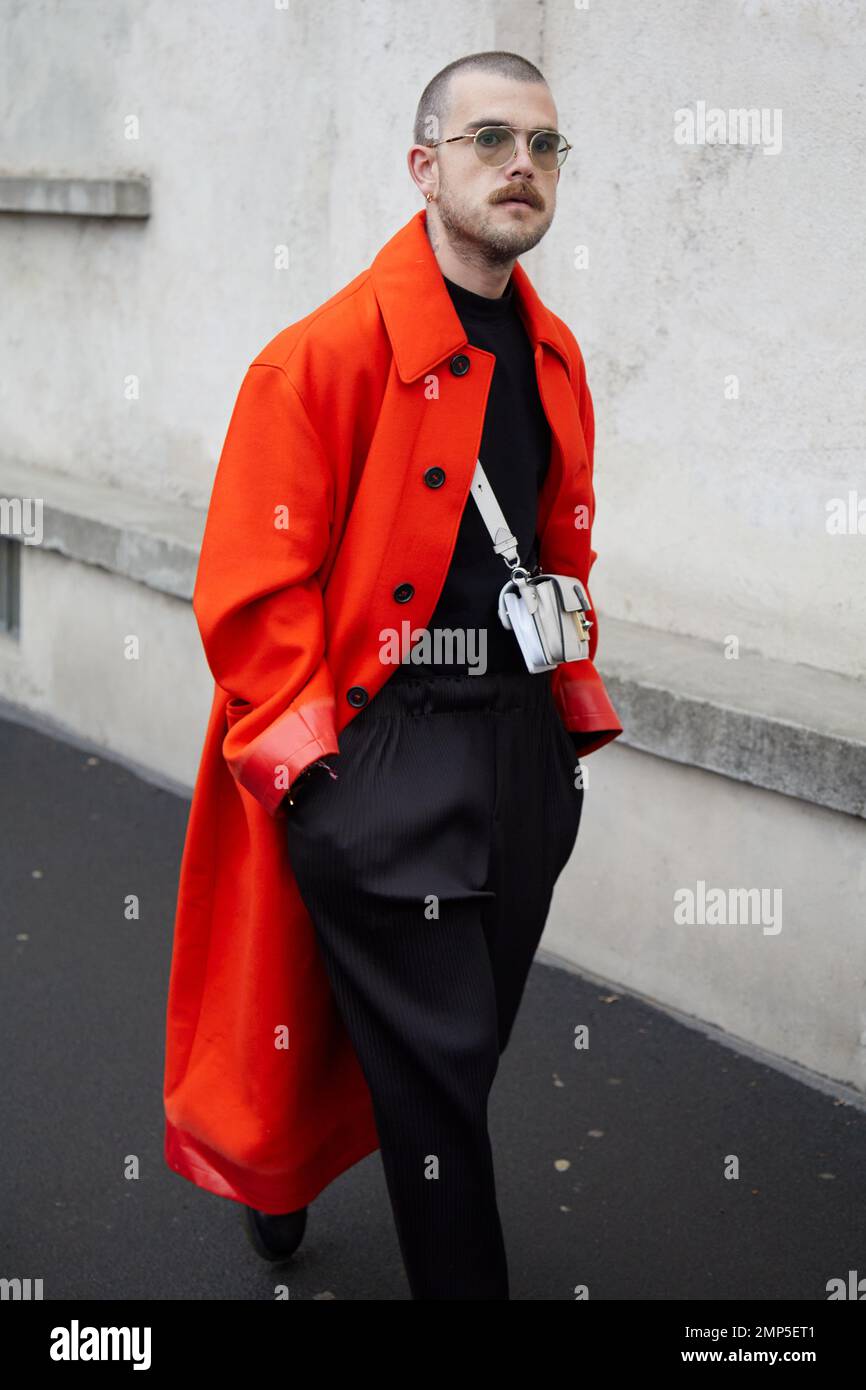 MILÁN, ITALIA - 15 DE ENERO de 2023: Hombre con abrigo naranja antes del desfile de Prada, estilo callejero la Semana de la Moda de Milán Fotografía de stock - Alamy