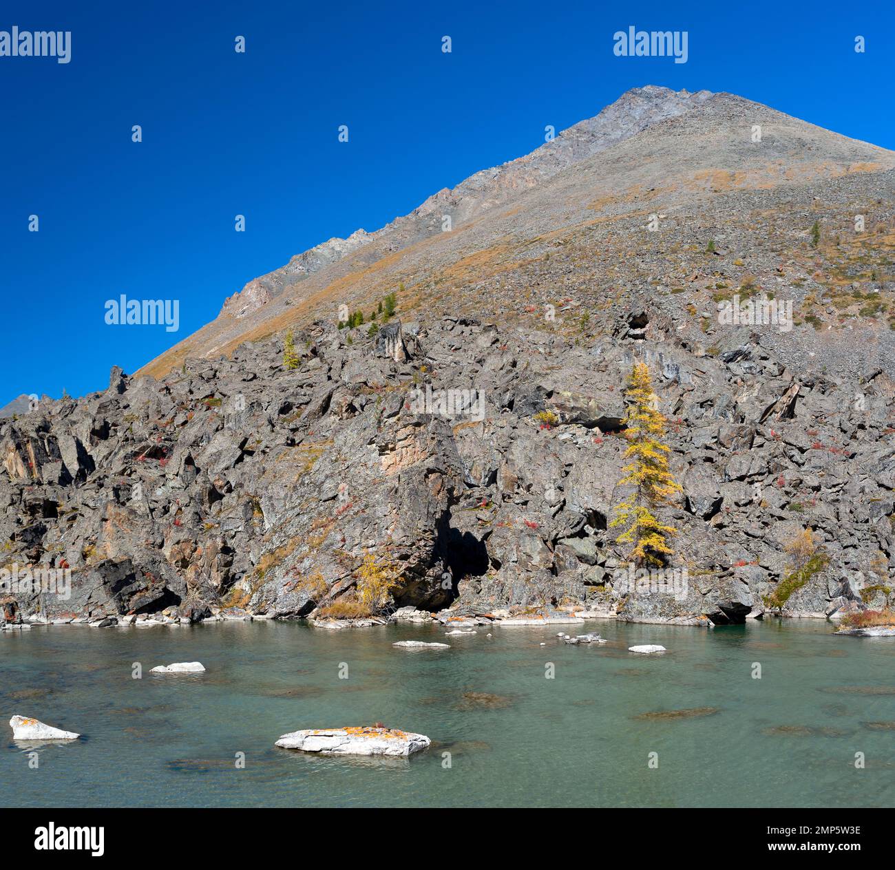 Una montaña que parece una pirámide de piedra cerca del lago Shavlinskoye en Altai. Foto de stock