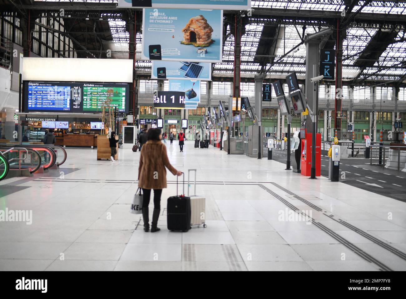 Viajeros en la estación de tren Gare de Lyon durante las huelgas y protestas nacionales contra el plan de reforma de pensiones del gobierno, en París, Francia, el 31 de enero de 2023. Foto de Lionel Urman/ABACAPRESS.COM Foto de stock
