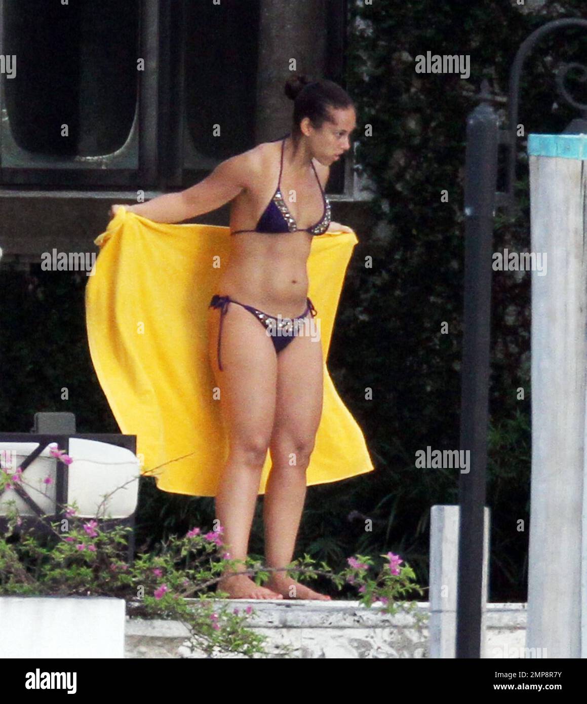 Alicia Keys muestra su cuerpo de bikini post bebé durante un descanso junto  a la piscina en Miami, FL. 7/22/11. Tel.: 305 542 9275 Fotografía de stock  - Alamy