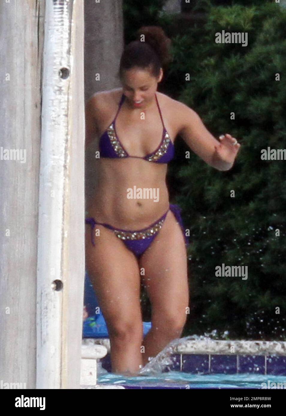 Alicia Keys muestra su cuerpo de bikini post bebé durante un descanso junto  a la piscina en Miami, FL. 7/22/11 Fotografía de stock - Alamy