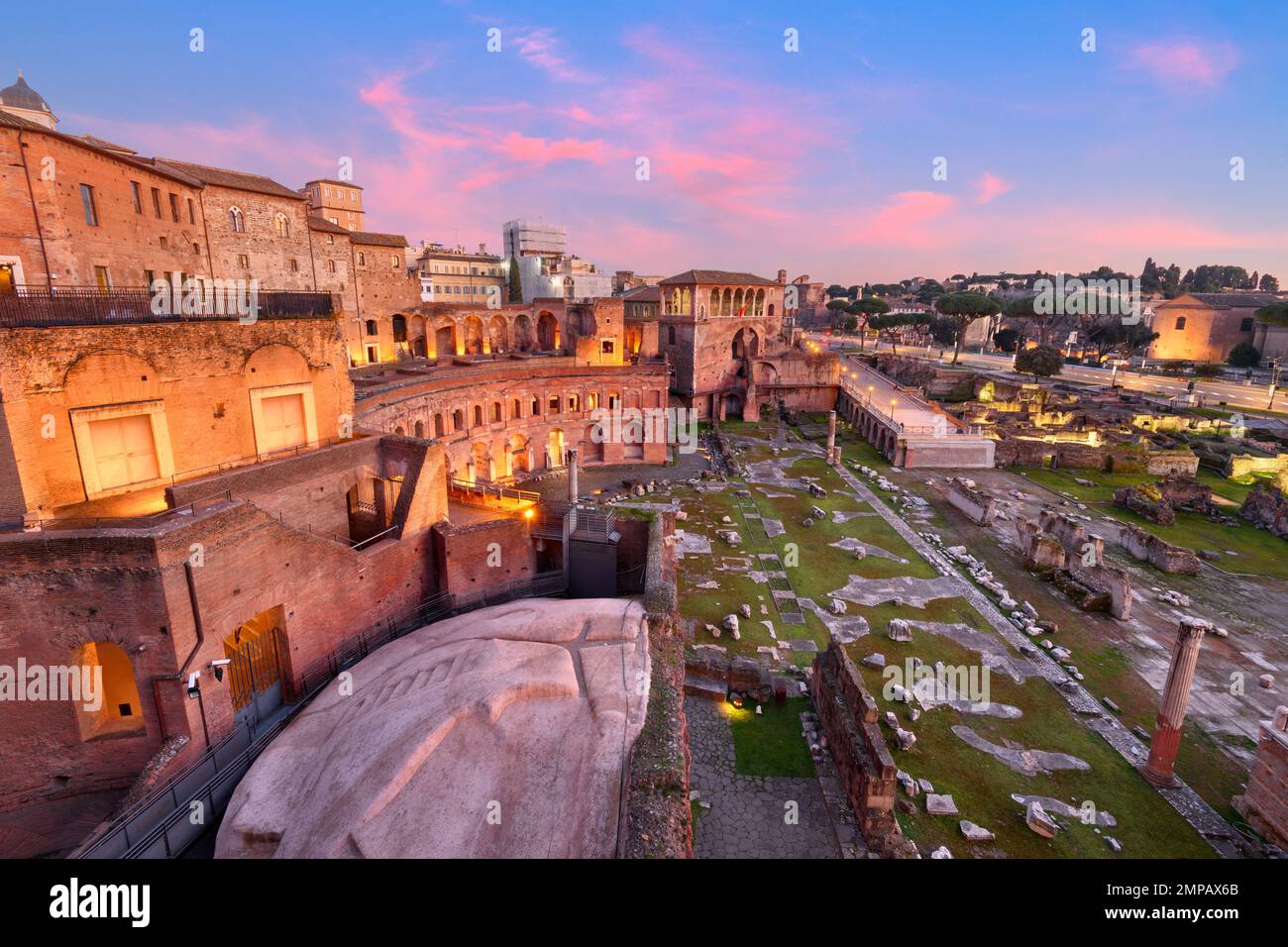 Roma, Italia con vistas al Foro de Trajano al atardecer. Foto de stock