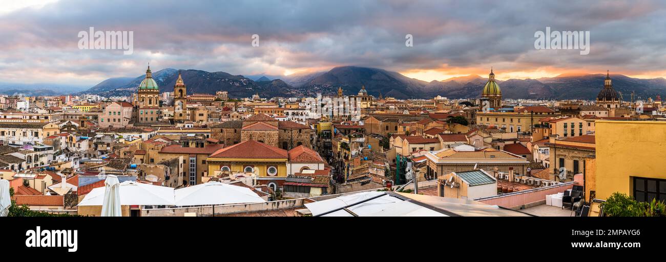 Palermo, Sicilia, panorama del horizonte de la ciudad con torres emblemáticas al atardecer. Foto de stock
