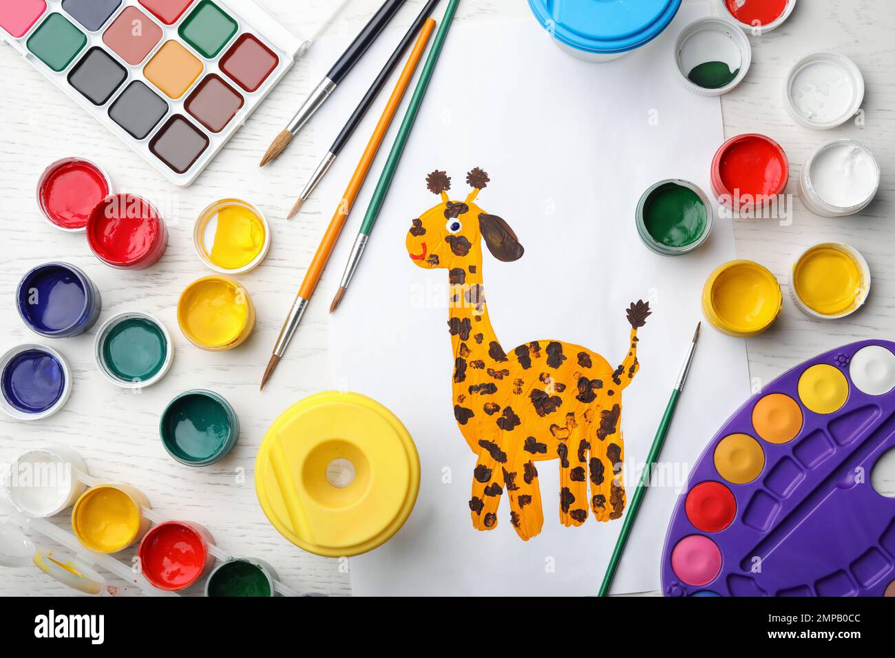 Composición plana con pintura infantil de jirafa sobre mesa de madera  blanca Fotografía de stock - Alamy