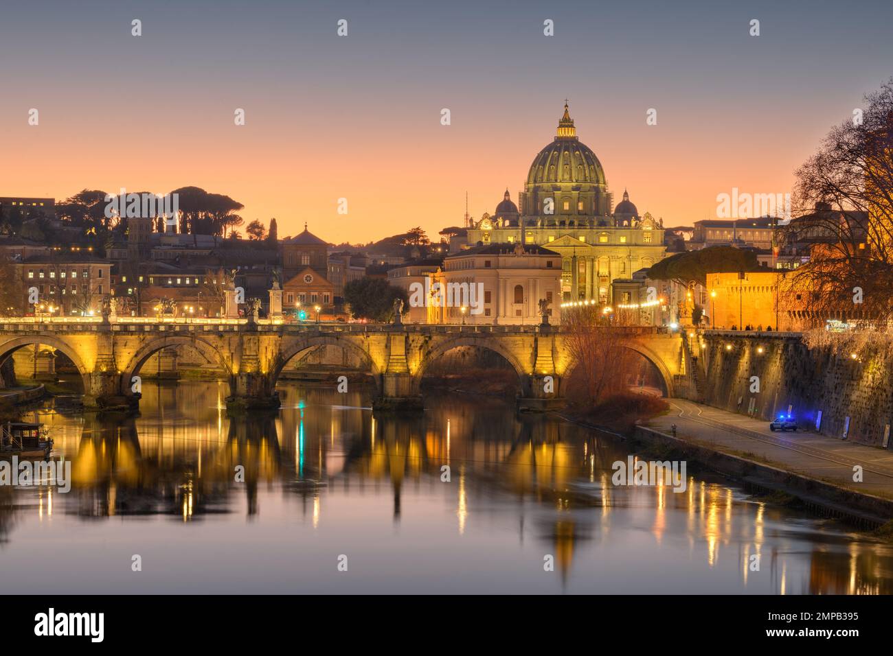 St Basílica de Pedro en la Ciudad del Vaticano con el río Tíber pasando por Roma, Italia al atardecer. Foto de stock