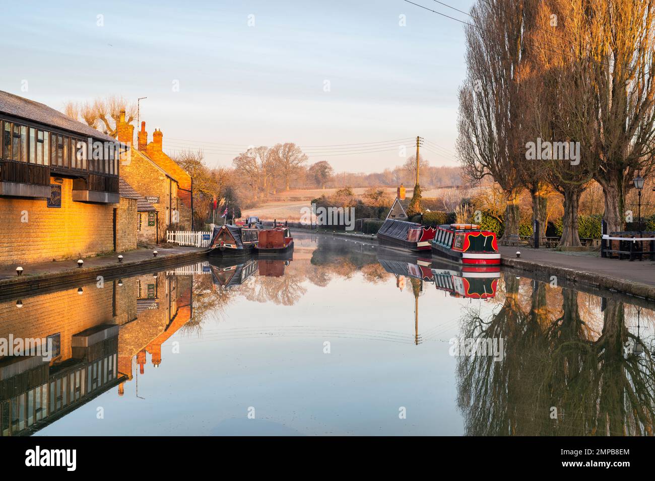Canal de la Gran Unión en Stoke Bruerne en la helada de invierno al amanecer. Northamptonshire. Inglaterra Foto de stock