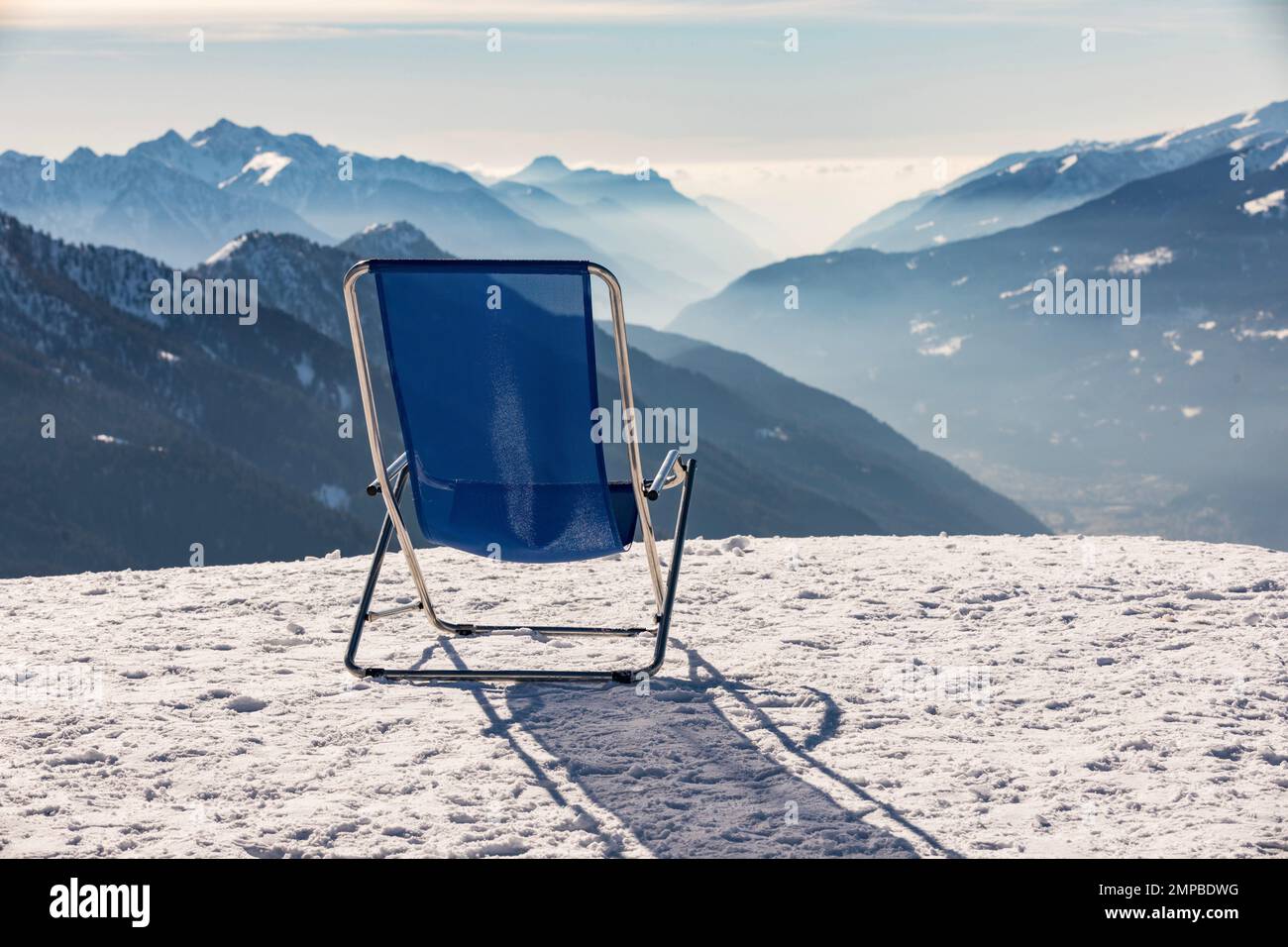 Hamacas con vistas al valle Pinzolo. Inversión y niebla sobre la estación de esquí de Pinzolo (TN) Italia. Una vista desde arriba de un valle cubierto de niebla. Súper Foto de stock