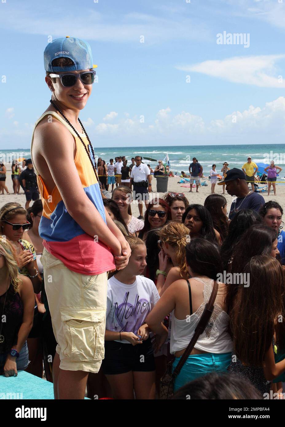 Austin Mahone, quien se rumorea que será el próximo 'Justin Bieber', fue  visto en el set de su video musical 'Say Somethin', que fue filmado en la  playa. Austin, de 16 años,