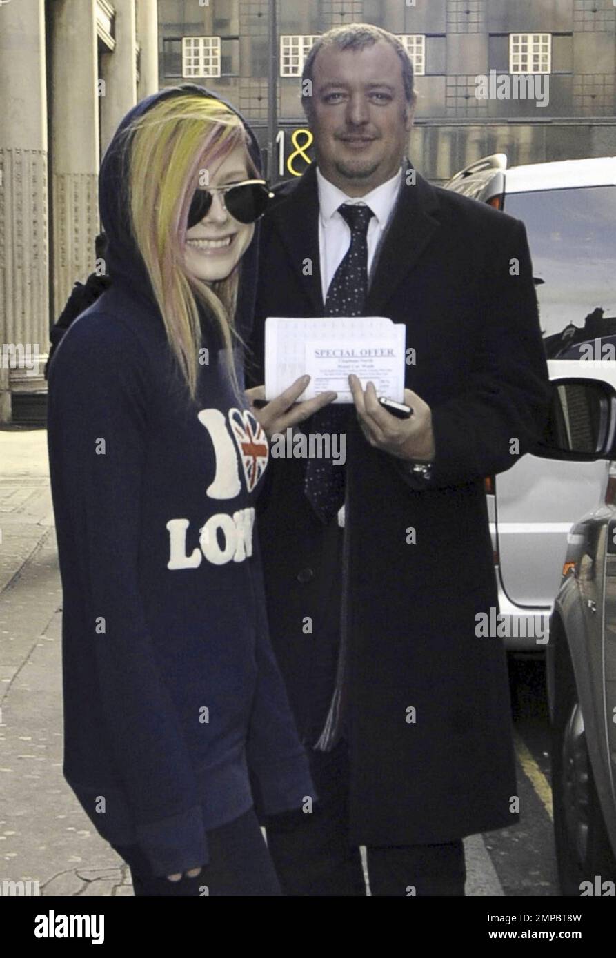 Un día después de asistir a los Premios Británicos, Avril Lavigne lleva una  sudadera con capucha 'I Love London' cuando sale de un estudio de  grabación. La estrella del pop era toda