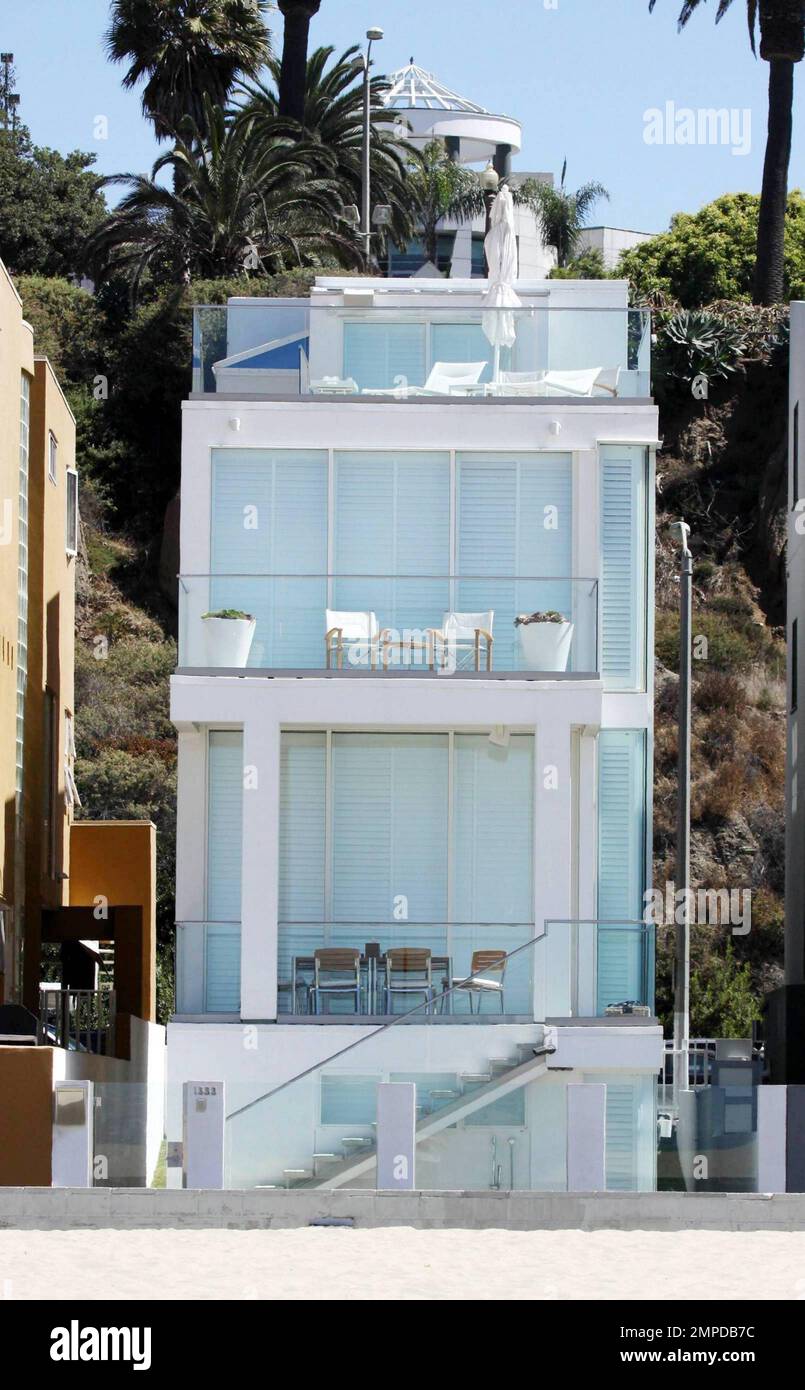 Aquí hay vistas exteriores de la lujosa casa frente al mar de Santa Mónica  donde los Beckham pasaron un fin de semana lleno de sol con amigos. La casa  blanca de ensueño