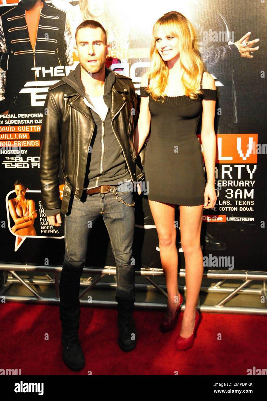 Adam Levine y su novia Anne Vyalitsyna llegan a la fiesta de Black Eyed  Peas pre Super Bowl presentada por Bacardi y Sports Illustrated, celebrada  en el Music Hall en Fair Park.