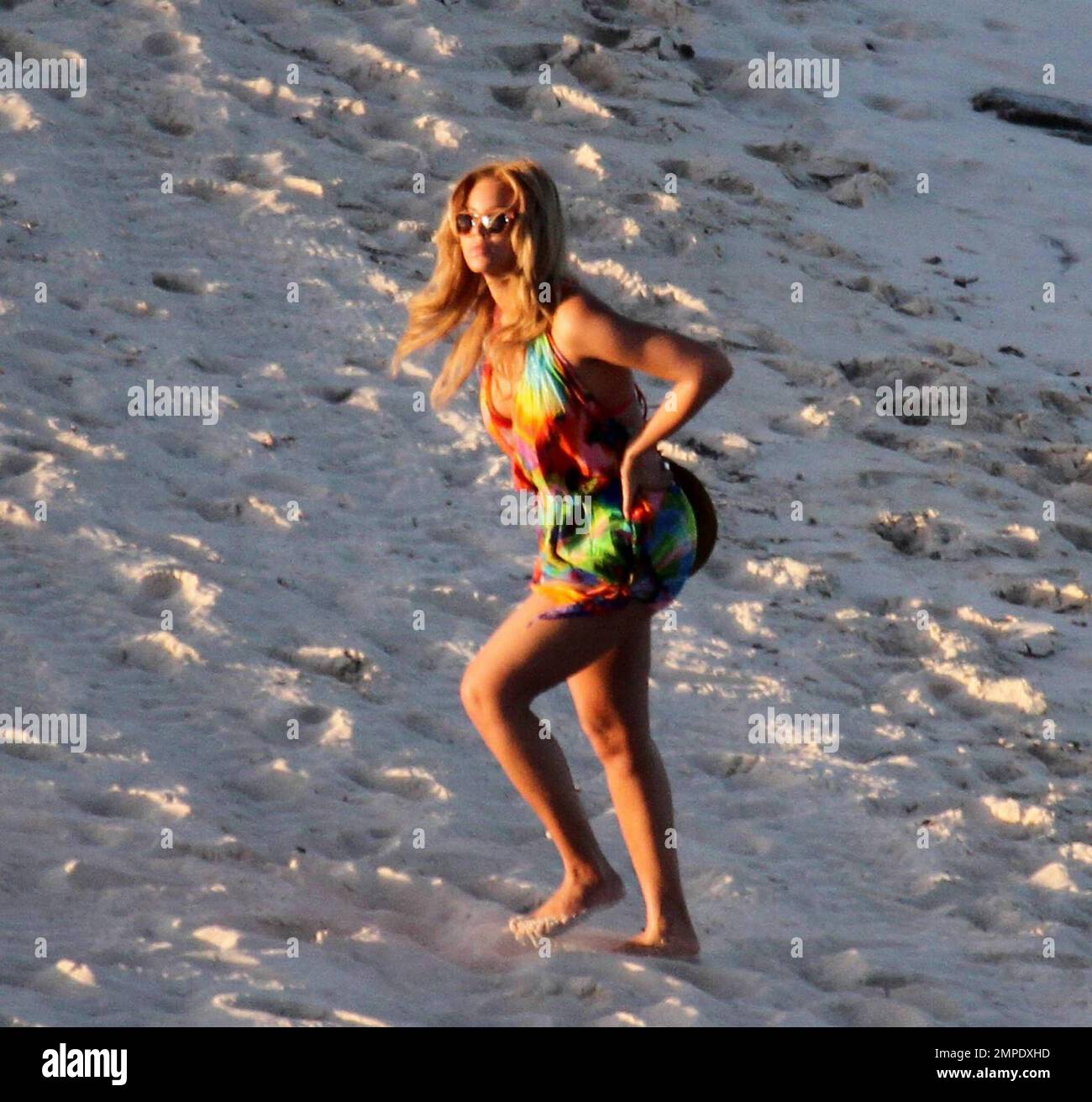 EXCLUSIVO! Beyonce da un paseo por la playa y rema en el océano durante una  visita rápida a las Bahamas con su esposo Jay-Z. La pareja se relajó en una  cabaña junto