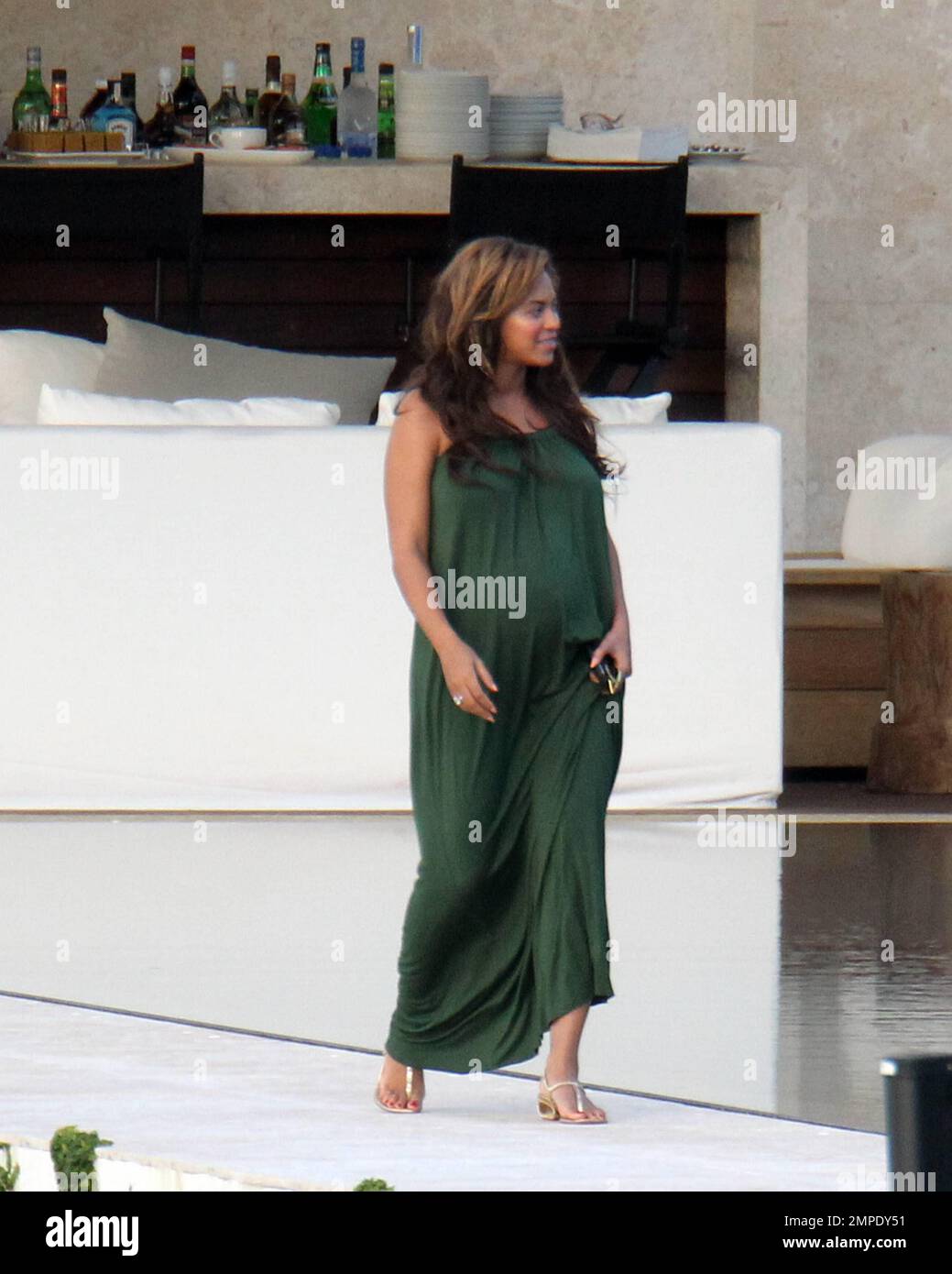 Beyonce Knowles luce brillando positivamente en un largo vestido verde que  muestra su creciente bebé topetón mientras visita la nueva casa de Rod en  Miami con su esposo Jay Z y su