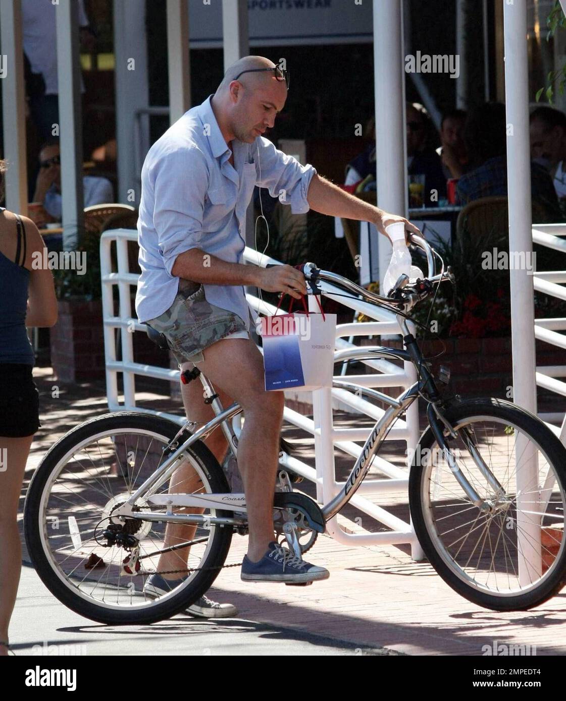Billy sube a bordo de su bicicleta después de una fiesta compras en Segal. Billy llevaba un par de pantalones cortos que reajustó antes de partir. Los
